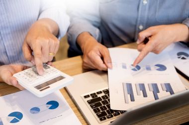 Takım iş süreci. genç iş yöneticileri ekip ile yeni çalışma