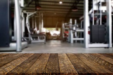 PT fitness spor salonu iç bulanık arka plan üzerinde ahşap masa
