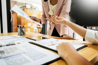 Takım iş süreci. genç iş yöneticileri ekip ile yeni çalışma