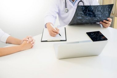 Profesör doktor tartışma yöntemi hasta tedavi, zekâ ile bir