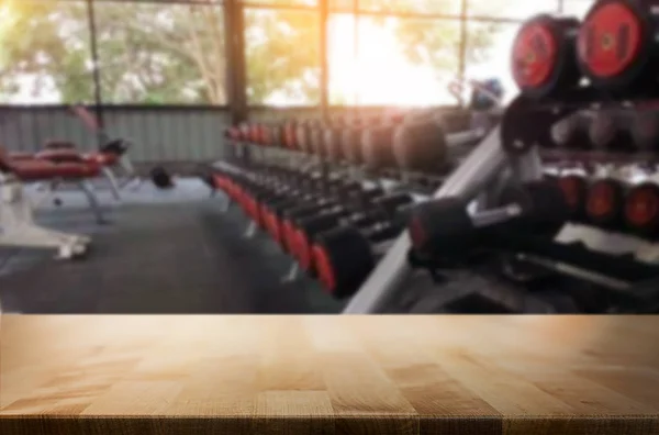 PT fitness spor salonu iç bulanık arka plan üzerinde ahşap masa — Stok fotoğraf