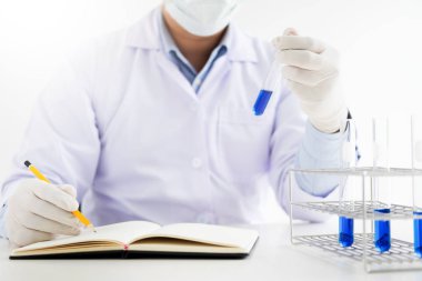 Bilim adamı bu durumda tutarak ve tüp rea ile inceleyerek Beyaz önlük