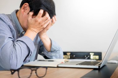 Office, son tarih kavramı çalışma evinde otururken hasta ve yorgun duygu işadamı vurguladı