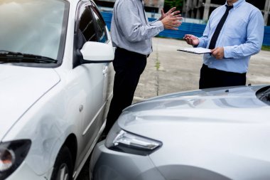 Sigorta acentesi panoya arabanın peşinden incelenirken yazma bir