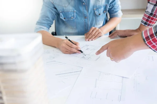 Ingeniero de arquitectos discutiendo en la mesa con el proyecto - Clo —  Fotos de Stock