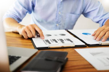 ahşap desk(table) defter ile çalışan iş erkek hesaplamak