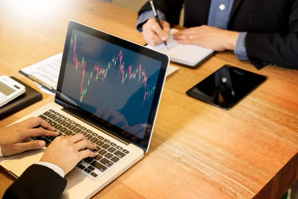 Gerente de comércio financeiro mostrando relatórios análise de tela finanças cu — Fotografia de Stock