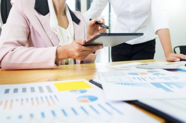 Takım iş süreci. genç iş yöneticileri ekip ile yeni çalışma