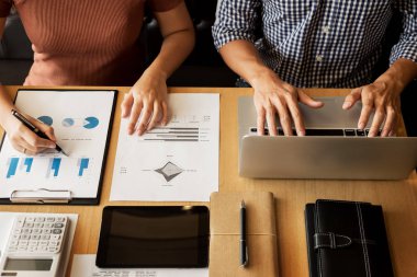 Takım iş süreci. genç iş yöneticileri ekip ile yeni çalışma