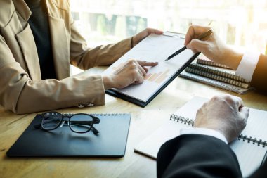 Takım iş süreci. genç iş yöneticileri ekip ile yeni çalışma