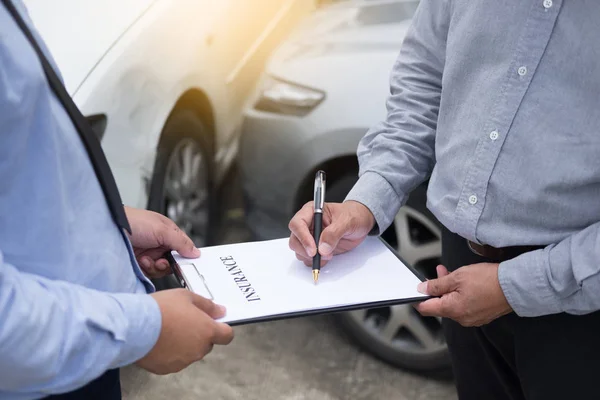 Автострахувальник відправляє ручку своїм клієнтам підписувати страховика — стокове фото