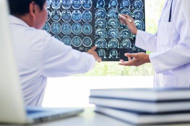 İki doktor tarama veya x-ışını analiz film veya Ct ani kalp durması açıklar