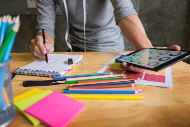 erkekler moda renk grafiği için clo seçme tasarımcı olarak çalışıyor