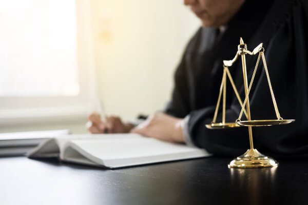 Abogado juez de lectura de documentos en el escritorio en la sala del tribunal — Foto de Stock