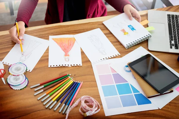 Jeunes femmes travaillant comme dessinateur de mode esquisses pour clo — Photo