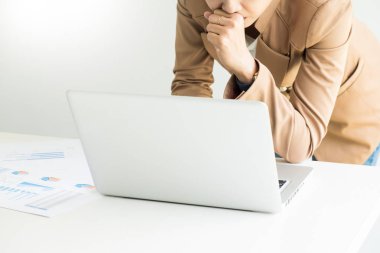 Bir tablo çalışma o oturan rahat iş çekici kadını