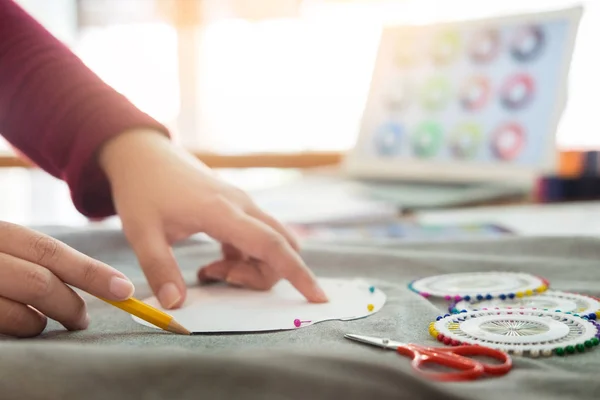 Diseñadora de moda femenina que trabaja con bocetos en estudio y choo — Foto de Stock