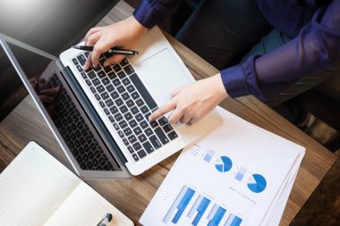 Dizüstü bilgisayar ile ofisinde çalışan genç gülümsemek iş adamı ve 