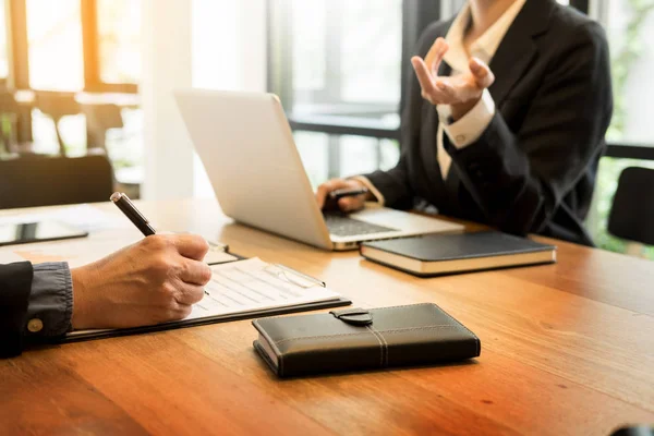 Groep succesvol bedrijfsmensen bespreken papierwerk en usi — Stockfoto