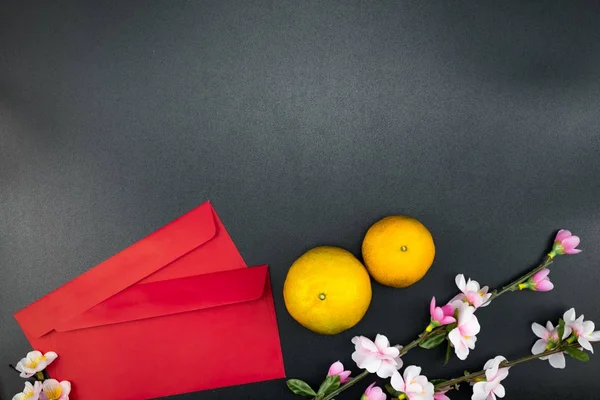 Плоскі лежав свято китайський новий рік червоний пакет і аксесуарів. — стокове фото