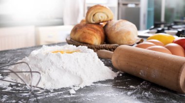 Kadının elleri ile un, yumurta ve malzemeler hamur yoğurmak. k