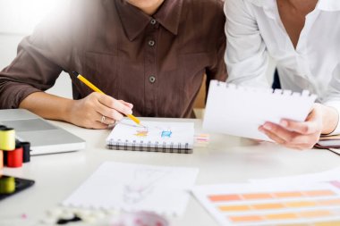 iki genç erkek moda tasarımcıları çalışma ve kroki çizim 