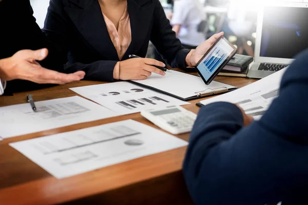 Business man en vrouw discussiëren over het financieel plan op cijfers — Stockfoto