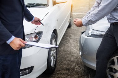 Sigorta acentesi panoya arabanın peşinden incelenirken yazma bir