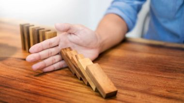 işadamı el durdurmak Domino sürekli devrildi veya c ile risk