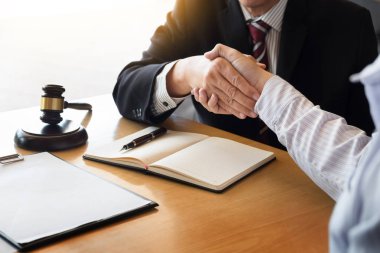 Tokmak adalet çekiç yargıç ve istemci Şəki ahşap tablo