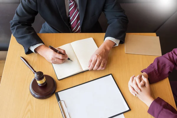 Uomini d'affari e avvocati che discutono documenti contrattuali seduti a — Foto Stock