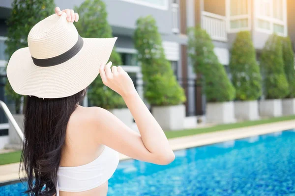 Mujer Irreconocible Sombrero Grande Disfrutando Relajarse Piscina Villa Lujo Viajar — Foto de Stock