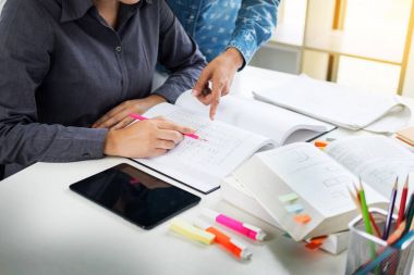 Genç öğrenciler kampüs yetişmeye ve tuto öğrenme arkadaş yardımcı olur.