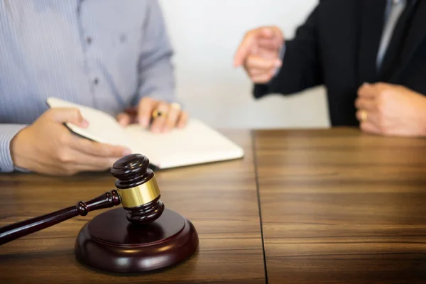 Martello Gavel Justice su tavolo in legno con giudice e cliente shaki — Foto Stock