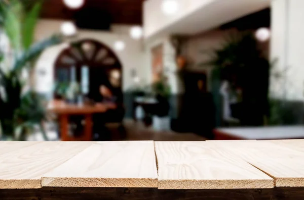 Κενό ξύλινο τραπέζι και δωμάτιο διακόσμηση φόντο, επισπεύδω, βιάζομαι — Φωτογραφία Αρχείου