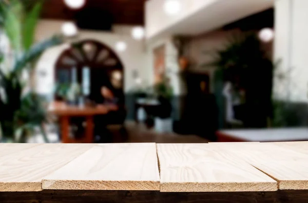 Mesa de madera vacía y sala de decoración de interiores de fondo, picana — Foto de Stock