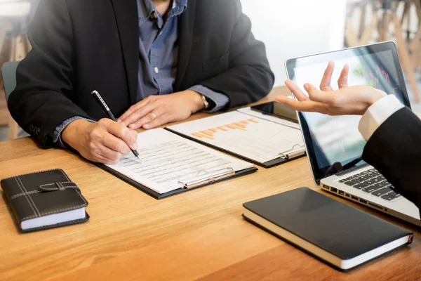 Zakenman team werkzaam bij Bureau en met behulp van een digitale comp — Stockfoto