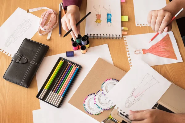 Zwei junge Männer, die als Modedesigner arbeiten und Skizzen zeichnen — Stockfoto