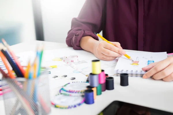 Jeunes femmes travaillant comme dessinateur de mode esquisses pour clo — Photo