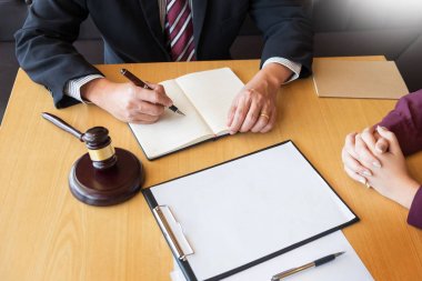 iş adamları ve avukatlar tartışırken sözleşme kağıtları oturan bir