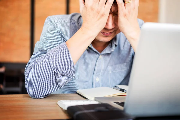 Empresario Estresado Sentirse Enfermo Cansado Mientras Está Sentado Lugar Trabajo —  Fotos de Stock