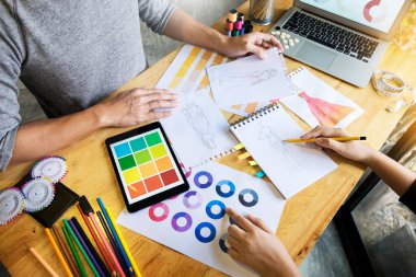 sketche çizim ve moda tasarımcıları çalışan iki genç kadın