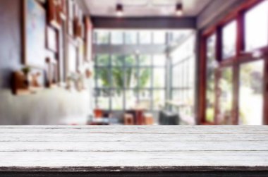 Seçilen odak boş kahverengi ahşap masa ve kahve dükkanı veya resta