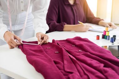 sketche çizim ve moda tasarımcıları çalışan iki genç kadın