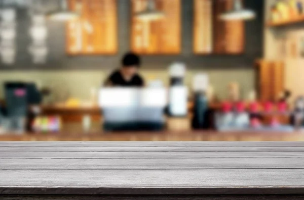 Enfoque seleccionado mesa de madera marrón vacía y cafetería o resta — Foto de Stock