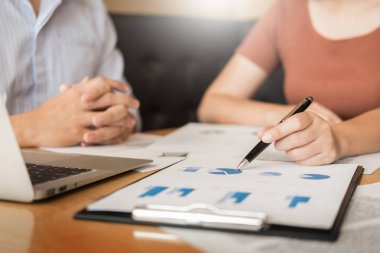 Takım iş süreci. genç iş yöneticileri ekip ile yeni çalışma