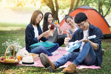 Yaz, tatil, tatil, müzik, mutlu insanlar piknik kavramı -