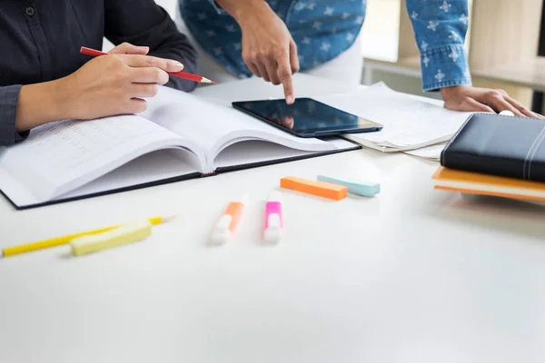 Campus de jóvenes estudiantes ayuda a amigo ponerse al día y aprender tuto —  Fotos de Stock