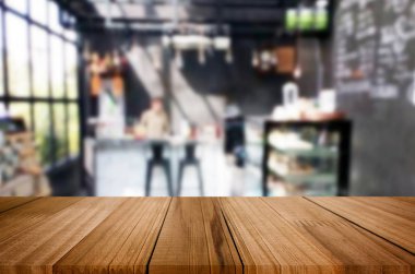 Seçilen odak boş kahverengi ahşap masa ve kahve dükkanı veya resta