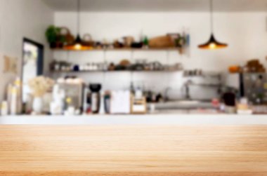 Seçilen odak boş kahverengi ahşap masa ve kahve dükkanı veya resta